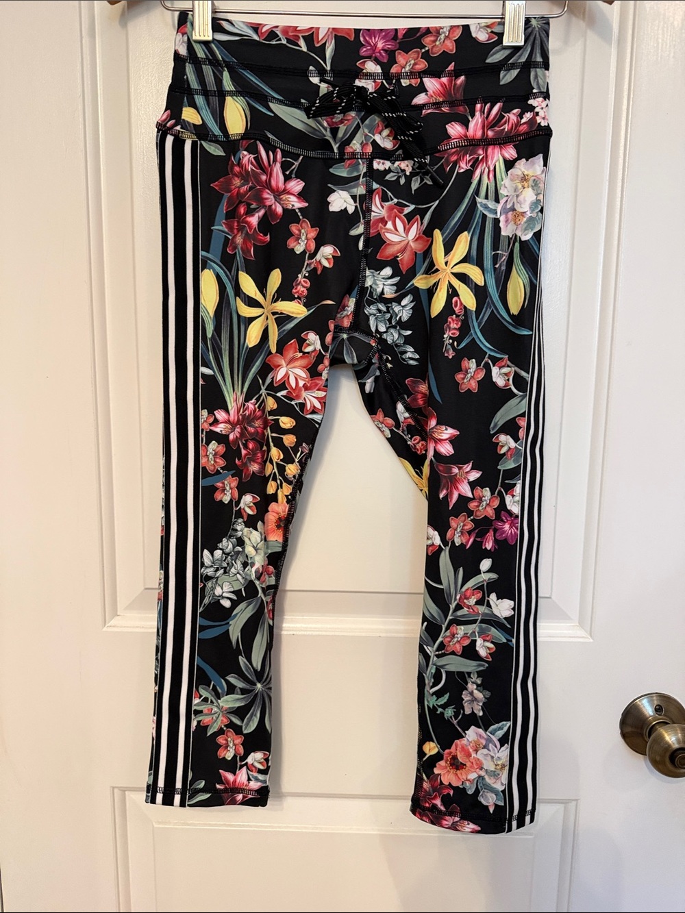 C&C CALIFORNIA PANTS LEGGINGS CAPRI BLACK MULTICOLOR FLORAL RACING STRIPE SIZE S